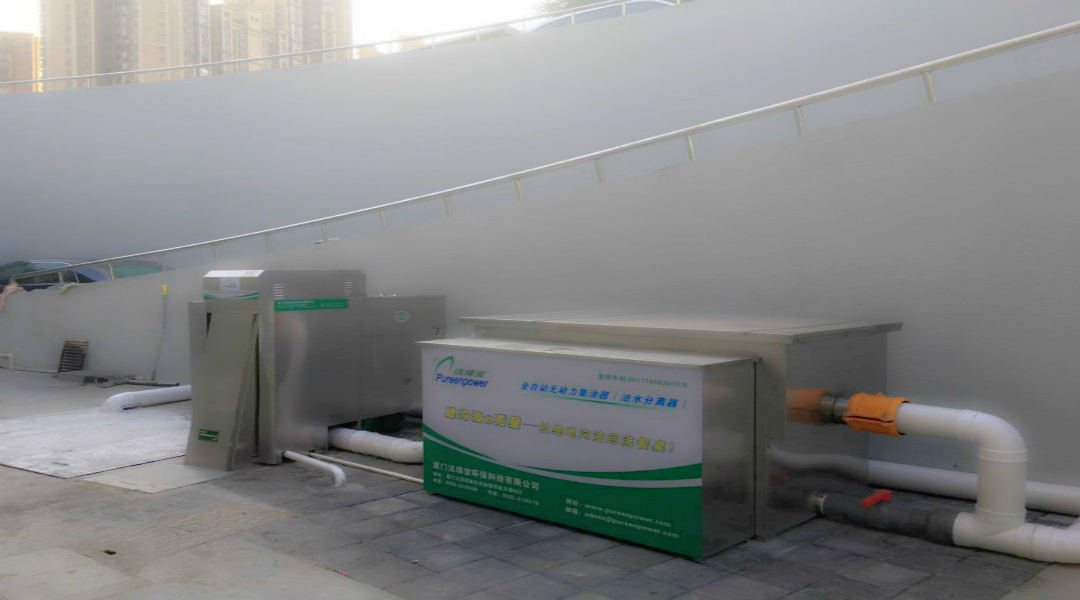 Solid-liquid separation with grease trap