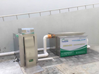 Solid liquid separation  with oil interceptor